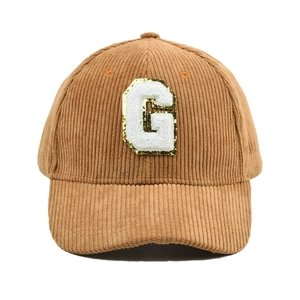 Braune Cord-Baseballkappe mit großem weißen Buchstaben G Chenille-Patch und Goldrand