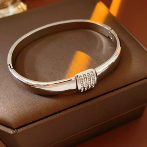 Gros plan d'un bracelet en acier titane argenté avec quatre rangées de diamants pavés