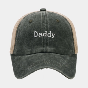 Detailansicht der grauen Trucker-Mütze mit Daddy-Stickerei und atmungsaktivem Netz