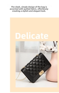Nahaufnahme einer schwarzen Stepptasche mit goldenem Verschluss und floralem Hintergrund