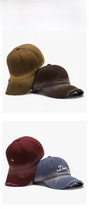 Détails de la texture du coton vieilli et de la broderie Dear sur les casquettes de baseball