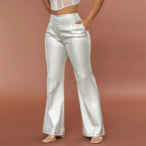 Vue détaillée du pantalon évasé argenté à taille haute avec texture métallique scintillante