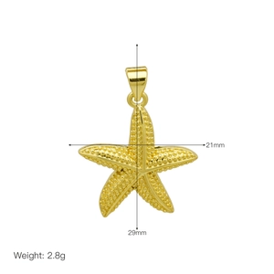 Close-up of gold starfish pendant with dimensions 21x29mm and weight 2.8g specifications