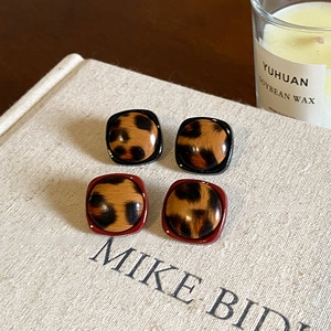 Orecchini a perno quadrati leopardati con bordi neri e rosso scuro in stile vintage retrò