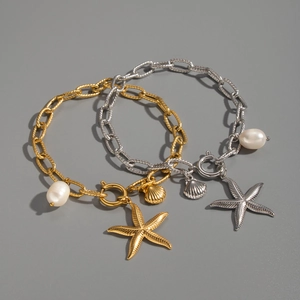 Détail d'un bracelet en acier inoxydable étanche avec breloques étoile de mer et perles
