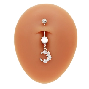 Gros plan d'un piercing de nombril en argent avec croissant de lune et oxydes de zirconium