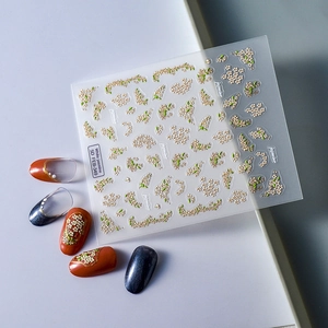 Detail von 5D-geprägten weißen Jasmin-Nagelaufklebern mit realistischer 3D-Blumenstruktur