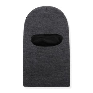 Détail de la cagoule tricotée gris foncé pour enfants avec texture en laine et ouverture