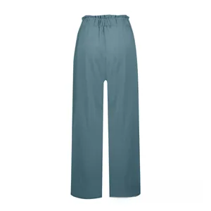 Dettaglio della vita alta elastica a pieghe sui pantaloni larghi in lino blu traspirante