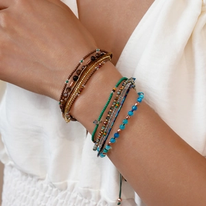 Boheems meerlaags kralenarmbandje met gekleurde glaskralen en etnische vintage stijl