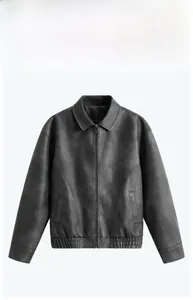 Détail d'une veste en cuir vintage noire avec fermeture éclair et ourlet élastique