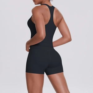 Détail du haut de sport dos nageur et short taille haute en tissu noir mat
