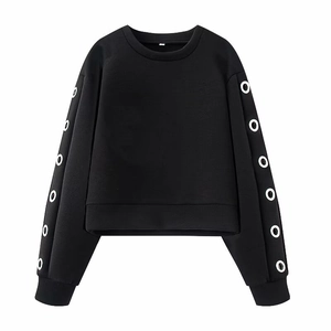 Sweatshirt court noir à manches longues avec œillets métalliques décoratifs, vue à plat