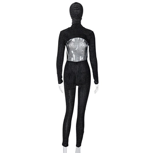 Vue arrière d'une combinaison noire pailletée sexy avec dos nu et capuche style