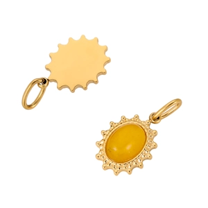 Nahaufnahme von goldfarbenen Sonnenanhängern mit ovalem Bernstein und glatter Rückseite