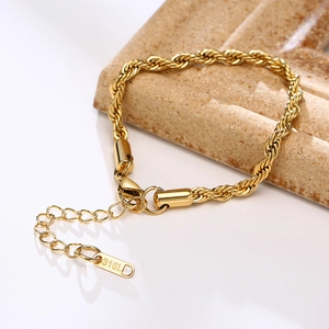 Detail eines goldenen 316L Edelstahl-Kettenarmbands mit Verlängerungskette und Anhänger