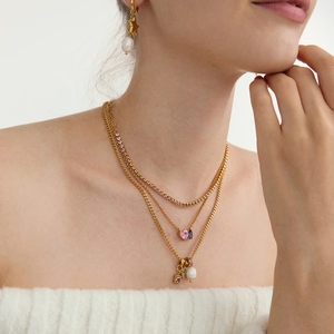 Set collana a strati dorata con pendenti a cuore in zircone e orecchini a stella e perla