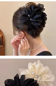 Detail einer Haarklammer aus Organza mit herzförmigen Strasssteinen für elegante Stylings