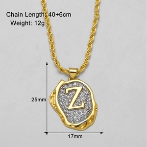 Makroaufnahme des vergoldeten Z-Anhängers mit Zirkonia und Kordelkette für Damen