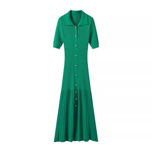 Robe élégante en maille verte à manches courtes avec col polo et boutons dorés
