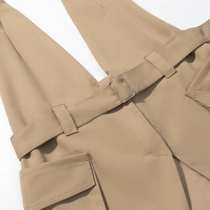 Dettaglio in tessuto twill kaki con tasca utility, cintura abbinata e fibbia in metallo