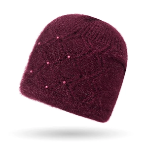 Berretto invernale da donna rosso vino in maglia di pile con perle e trama a rombi in rilievo
