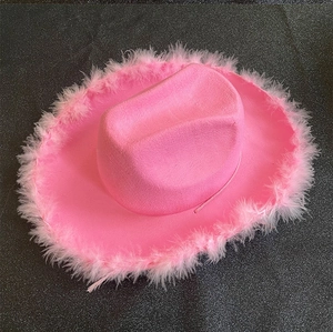Vista superior de un sombrero de vaquero rosa brillante de fieltro con ribete de plumas