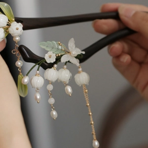 Épingle à cheveux fleurs avec perles blanches et longs glands en métal sur bois
