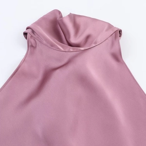 Haut licou élégant en satin rose poudré avec finition brillante et texture soyeuse