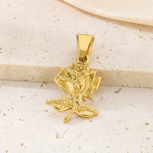 Vue macro d'un pendentif rose dorée en acier titane sur un fond de pierre élégant