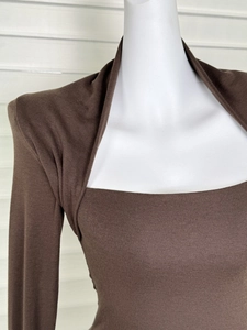 Détail d'un haut marron foncé ajusté avec décolleté carré et texture en tricot