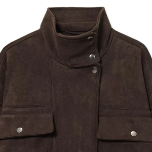 Veste en daim marron foncé avec col montant et boutons-pression sur fond blanc pur