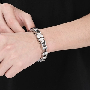 Primo piano del bracciale stile catena di bicicletta in acciaio inox da uomo