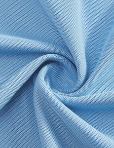 Vue macro du tissu en maille respirante bleu clair montrant la texture douce et aérée