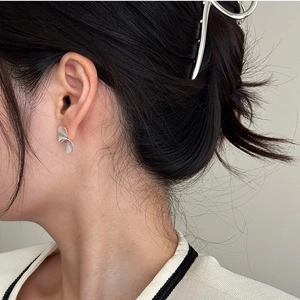 Detailed side view of a matte S925 sterling silver fan-shaped earring on a model