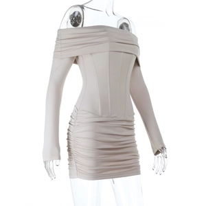 Détail de robe bustier à épaules dénudées avec jupe plissée et manches longues abricot