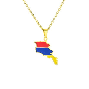 Collier en acier doré avec pendentif carte de l'Arménie et émail rouge bleu et orange
