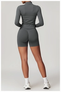 Détail de la veste et du short de yoga gris avec design taille haute et effet push-up