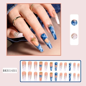 Detailansicht der Ballerina-Nägel mit Denim-Muster, Goldglitzer und Herz-Ausschnitt