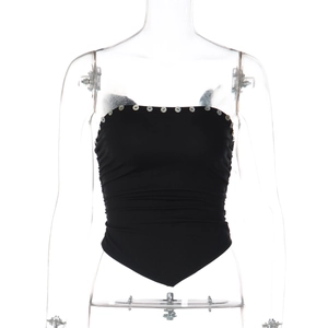 Gros plan d'un haut bustier noir avec boutons décoratifs et ourlet en pointe