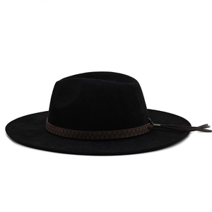 Detail eines schwarzen Westernhutes aus Wildleder mit geflochtenem Lederband und Quaste