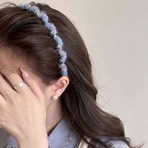 Cerchietto ondulato in maglia blu su modella, elegante accessorio capelli invernale