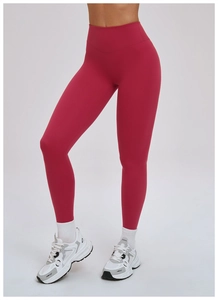 Gros plan du pantalon de yoga magenta à taille haute avec ceinture en V et coupe sculptante