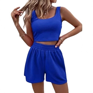 Completo due pezzi da donna in maglia a costine blu acceso con crop top e pantaloncini