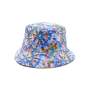 Dettaglio dei motivi a spirale tie-dye colorati sul tessuto traspirante del cappello