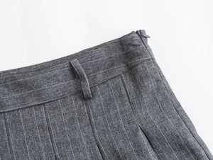 Détail de la taille de la jupe plissée grise à fines rayures avec passants et zip