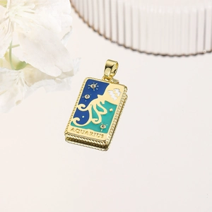 Dettaglio pendente Acquario in oro 18k con smalto blu, cristalli e scritta zodiaco