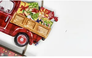 Detail eines UV-gedruckten roten Vintage-Trucks auf einem Weihnachts-Holzschild mit Hochauflösung