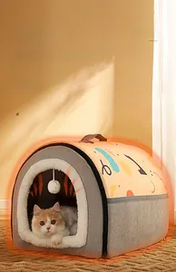 Dettaglio della cuccia per gatti chiusa con pallina di peluche e comoda maniglia superiore