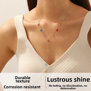 Collier en Y en acier inoxydable doré avec pendentifs gouttes multicolores sur un mannequin